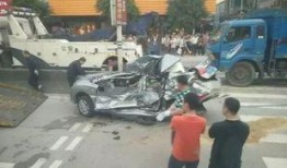 交通事故新闻爆料,多车连环相撞，伤亡情况待定”